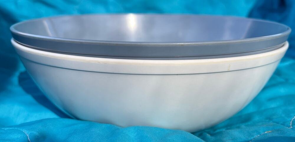 Set of 2 Unbranded 8.75" Vintage Melamine Melmac Serving Bowls 1 Blue 1 White